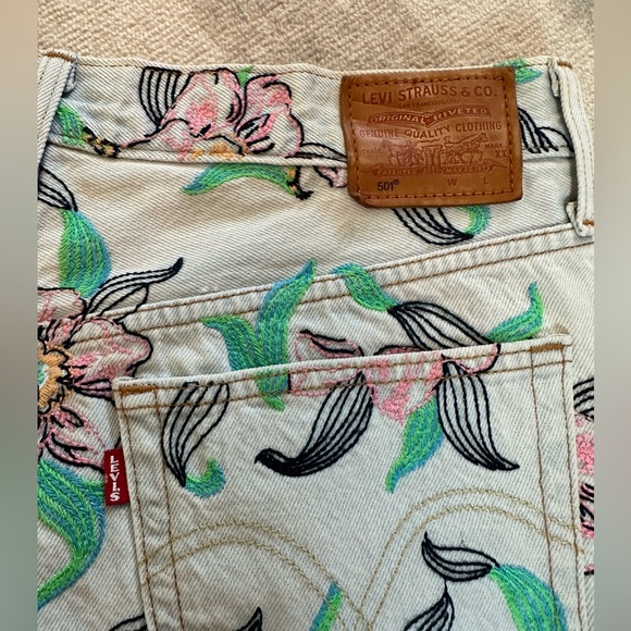 Levi’s Women’s 501 Hella Bloom Floral Embroidered High Rise Shorts (Size 30) - Picture 4 of 10